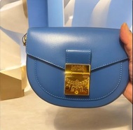 MCM Patricia 系列的迷你藍色皮革斜背包