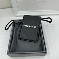 Balenciaga/巴黎世家 Logo iPhone 手機磁吸小牛皮卡包 黑色 荔枝紋 尺寸：6.5*9.5