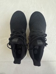 Adidas Ultraboost 黑色運動鞋