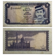 Brunei Banknote, 1 Ringgit / 1 Dollar 1988, VF+ Circulated.