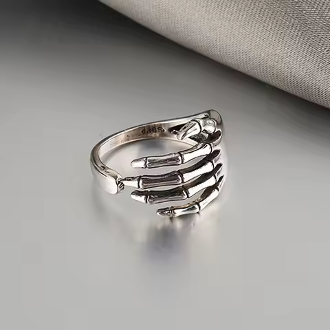 New Silver Color Trend Punk Rock Vintage Creative Skeleton Hand Loop Party Jewelry for Women Gift Da