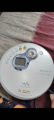 Sony Walkman Portable IV Weather Bands สีขาว พร้อมหน้าจอแสดงผลและปุ่มควบคุม