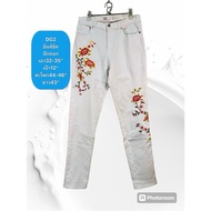 DG2 Jeans Stretch Beautiful Flower Embroidery Waist 32-35 Crotch 12 Hips 44-46 Length 43 Inches Seco