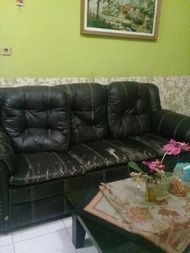 sofa hitam bekas