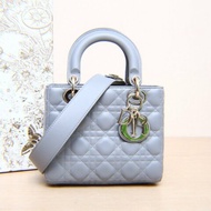 DIOR Lady戴妃包四格徽章肩帶灰色羊皮金扣2019肩背包