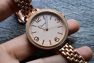 นาฬิกา Fashion มือสองญี่ปุ่น Geneva ระบบ QUARTZ ผู้หญิง ทรงกลม กรอบทอง หน้าทอง หน้าปัด 44มม. สายสแตนเลส ใช้งานได้ปกติ สภาพดี ของแท้ ไม่กันน้ำ