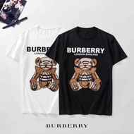 XD-8010款。Burberry 巴寶莉短袖 夏季手搖刺繡小熊短袖T恤韓版寬松純棉上衣網紅男女情侶款。黑 白兩色。碼數：M-3XL。