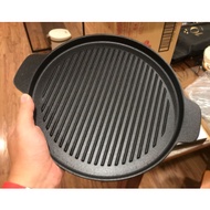 Grilled cast iron tray with pattern - Black round cast iron pan with pattern