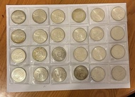 1974年發行的葡屬澳門貳拾圓（20 Patacas）澳氹大橋紀念銀幣。🪙 硬幣背景與規格這枚硬幣是澳門在葡萄牙管轄時期，為了紀念嘉樂庇總督大橋（又稱澳氹大橋）於1974年10月正式通車而特別發行的流