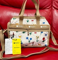 全新正品，LeSportsac x Dick Bruna 聯名系列的 Deluxe Mini Duffel 手提斜孭兩用袋斜背包波士頓包。尺寸：25 cm ×19 cm ×闊12 cm。可在屯馬綫烏溪