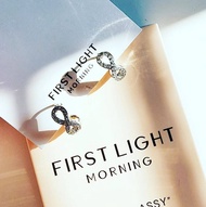 First Light Morning : Infinity Earrings ผลิตจาก Silver 925 ชุบทองคำขาวประดับคริสตัล ต่างหูห่วง