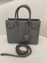 聖羅蘭 YSL Sac de Jour Baby 金色鎖頭包 粒面皮革，小號迷霧白 尺寸：26 × 12 × 21 cm