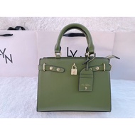 กระเป๋าสะพายข้าง LYN รุ่นใหม่ 2025  ขนาด 27X20X10 CM  (10 นิ้ว) ใช้งานถือเเละสะพาย มีป้ายหนังห้อย เเ