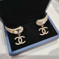 CHANEL A21S 淺金水鑽CC垂吊耳環