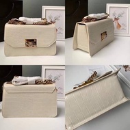 กระเป๋าสะพายข้าง Charles & keith 9 นิ้ว