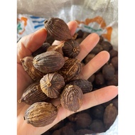 Cardamom, dried, fragrant, used as pho spices...