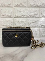 1/12 Update門市現貨｜Chanel 23C Small  Vanity with gold crush 黑色 金球長盒子 化妝包💓羊皮 今季最新🆕