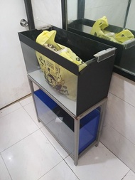 一個60×30×35黑色魚缸連魚缸架