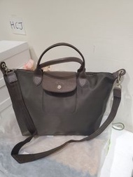 LONGCHAMP LE PLIAGE NÉO系列新款厚尼龍織紋寬背帶短把手提/斜背兩用包(咖)