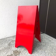 特製紅色款式 鐵製中形三角立牌 給予不同品味提案 廣告招牌 DM架