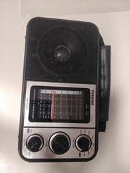 下TOSHIBA TY-HRU30 8 BAND RADIO正常可以用收音機有USB播放插座。