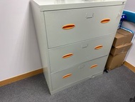 三層金屬文件櫃 , 單人梳化黑色筆(二手),枱(全新