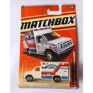 Matchbox - 08 Ford E-350 Ambulance White Emergency Response Alert