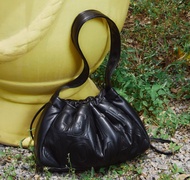 [เอาท์เล็ท]GENTLE WOMAN Soléa Bag กระเป๋าเกี๊ยว Dumpling drawstring Bag กระเป๋าหนัง gentlewomen กระเ