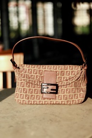 經典 FENDI 2004 FF Logo Zucchino 雙翻蓋法棍包，米色粉色