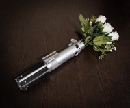 受盧克光劍劍柄啟發的婚禮花束架