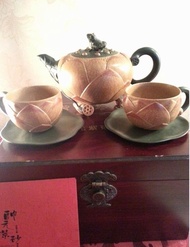 ( 珍藏割愛 ) 紫砂茶壺 "荷花蓮子壺" , 中國工藝美術大師 周才軍作品全套全新 , 有證書, 印鑑, 連木製禮盒,荷花壺，寬15.8釐米、高10釐米，容量 360cc, 內地炒價已經好高價 , 