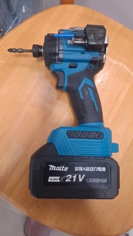 Makita 21V 無刷衝擊扳手連電池充電器