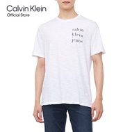 [999.-] CALVIN KLEIN เสื้อยืดคอกลมแขนสั้นผู้ชาย Spaced Logo Graphic ทรง Regular รุ่น 4RB823G YAA - ส