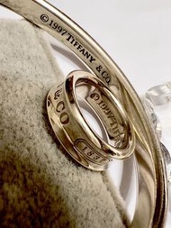㊣ 品Tiffany 1837™系列凹戒/鐫刻創立年份/標誌性簡約流線形設計/簡潔時尚百搭/經典雋永。