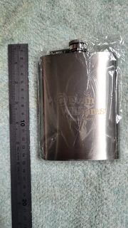 Evan Williams Bourbon 品牌不銹鋼酒壼，容量：7盎司，有兩個，買芝華士12年調和蘇格蘭威士忌，Alc. 40% ，700ml一支即送一個，單購每個$50.00