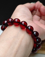 俄羅斯酒紅血珀手鍊
11.5mm 15g 手圍16cm
HK＄865❌389
血珀功效~
改善血液循環、止血與活血化瘀、增強生命力、美容護膚、鎮靜安神、提升睡眠品質、辟邪化煞、招財開運。
      