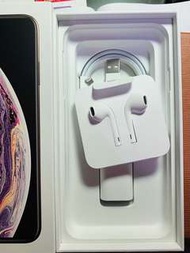 lightning傳輸線、5W豆腐頭及Earpods耳機 （商品從Iphone xs max及AirPods 取出）