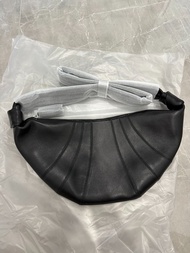 現貨快閃僅一個💖Lemaire shoulder croissant bag medium 牛角包