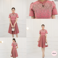 ชุดเดรสผ้าทอลายเนื้อฝ้าย คอจีน แต่งเว้าที่คอ กระโปรงจับจีบทวิส สวยดูแพงมากค๊า ซิปซ่อนด้านหลัง (S-2XL