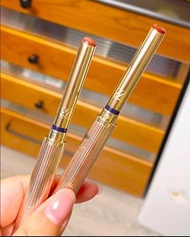 🛍️2024 新品⭐️Estee Lauder 雅詩蘭黛 細金管高跟口紅#119 叛逆出桃 (無盒特價)，裸感水光，嫩出水的桃粉色，適合這個季節哦～【香港專櫃】 🛍️❤️性價比超高 自用送禮絕對是物超