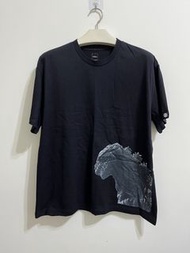 羅志祥潮牌 STAGE 聯名日本 哥吉拉 Godzilla 寬鬆版型 短袖上衣 【尺寸】：M號 肩寬 : 54、胸寬 : 59、袖長 : 20、全長(不含領) : 73 公分 【新舊】：95%