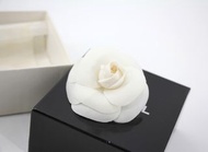 Chanel Vintage 81-85 絲綢白色山茶花胸針
