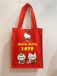全新未拆封正品 sanrio hello kitty   限量款  Kitty  逐年 甜蜜成長圖鑑  托特袋  書袋 補習袋  購物袋  （防水布料製  ） 24*30*9 cm   原價 499