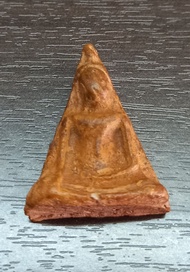 B78 พระนางพญา พิมพ์เข่าโค้ง เนื้อดินผสมว่านเกศรดอกได้ #พระนางพญา ดินเก่า#องค์สมบูรณ์ #เครื่องราง #ชุ