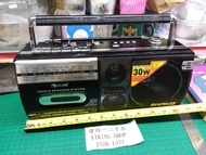 收音機，盒帶 机，usb， SD card。 聲音教唔到大細聲