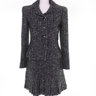 成色極佳☆香奈兒 (CHANEL) 復古 97A P09701V05906 Coco 紐扣斜紋軟呢外套和半身裙套裝，黑白配色，尺寸 38，含衣架，法國製造，正品女裝