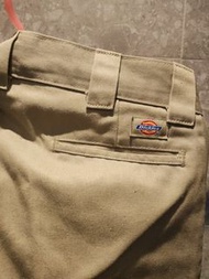 售 Dickies Chino pant 修身剪裁
卡其色 長褲，尺寸為 30x32。褲子為卡其色，有兩個後口袋和一個 Dickies 品牌標籤。內側標籤顯示了洗滌說明和製造地為宏都拉斯。褲子有腰帶環