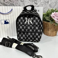 กระเป๋าแบรนด์ MLB กระเป๋าเป้ วัสดุผ้าแคนวาส เปิดปิดด้วยซิปคู่ ขนาด ฐาน 7.5 สูง 8 นิ้ว Outlet 💯%