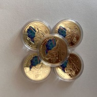 最新：2022年中國冬奧運動會紀念幣 ，第一次發行彩色紀念幣,2枚一組，附贈壓克力小圓盒