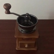 Retro Hand-Cranked Coffee Grinder Home Office Decoration Solid Wood Base Handy Gift Hand-Brewed Coff